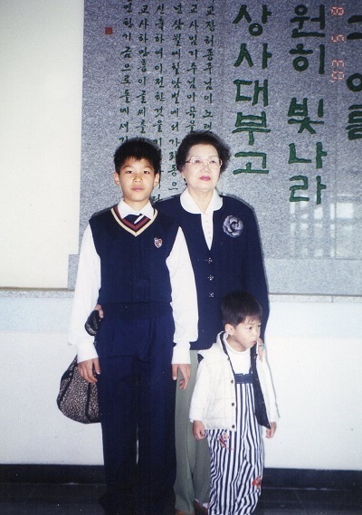 할머니가 손자와 포즈를 취했다. 뒤 벽면에는 경상대학교 사대부고 초대교장이자 교가 노랫말을 쓴 선친의 숨결이 서려 있다.