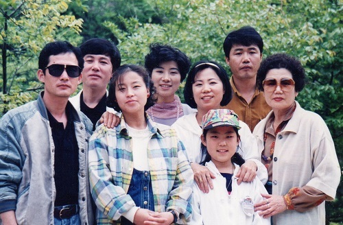가족 여행길에 자연을 배경삼아 촬영했다. 어머니는 삼형제와 며느리, 손녀와 함께하는 것만으로도 즐거워했다.
