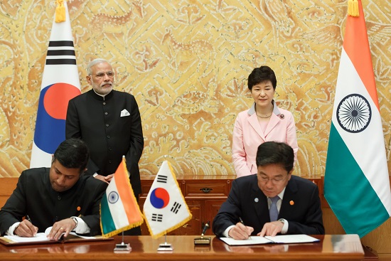 박근혜 대통령과 모디 인도 총리가 임석한 가운데 양국간 MOU가 체결되고 있다. 
