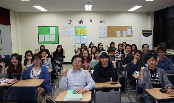 중국마케팅 협업인재 전문가 양성 과정에 참가한 학생들이 첫 수업 후 ‘완생’을 될 미래를 위해 파이팅을 외치고 있다..