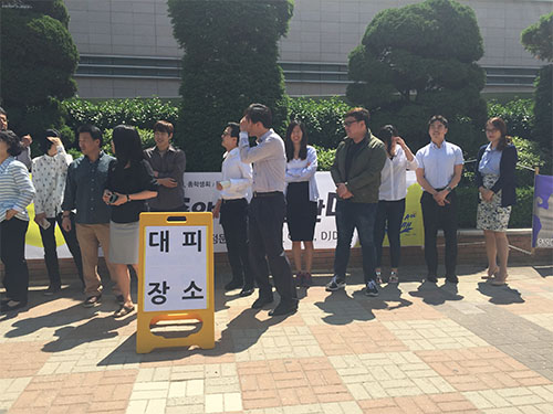 지진 대비 실제 대피훈련에 참여한 학생과 교직원들은 건물을 빠져나와 대피장소로 이동했다.