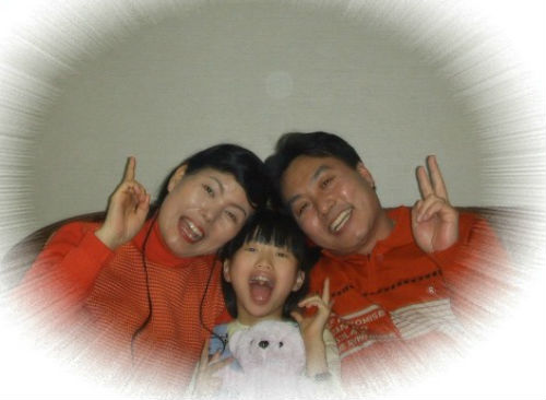 은하와 즐거운 순간을 기념하기 위해 아빠 엄마와 함께 
