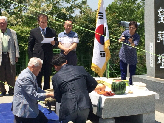 광덕면민회가 강화제적봉평화전망대 망배단에서 조상과 고향의 부모님께 제를 올리고 있다.