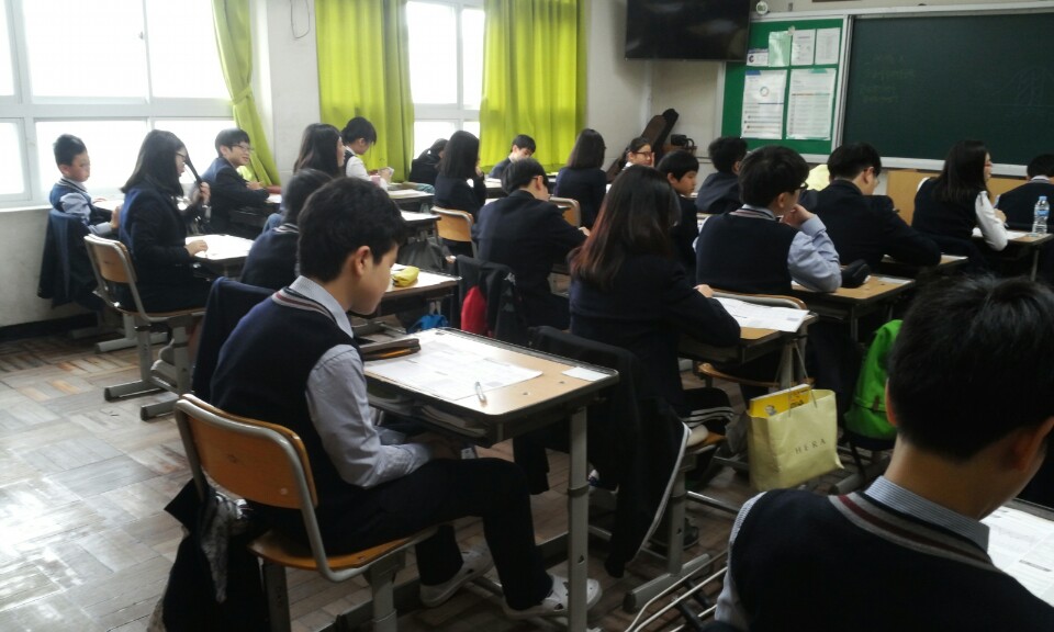 공부하는 학생들