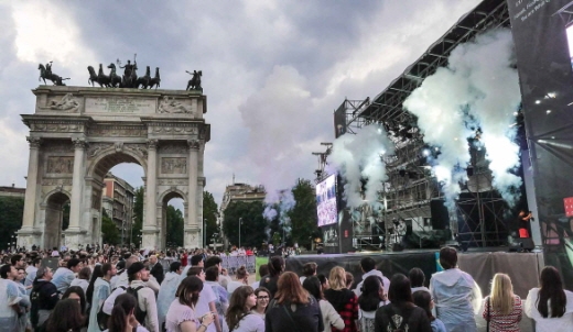 22일 저녁(현지 시각) 이탈리아 밀라노 ‘평화의 문(Arco Della Pace)’ 광장에서 ‘한국의 날 전야제’ 행사가 열렸다. 이날 한복진흥센터의 한복 패션쇼가 펼쳐지고 있다.