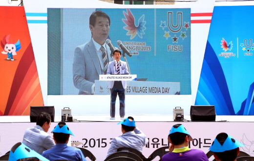 23일 광주광역시 서구 화정동에서 진행된 선수촌 미디어데이 행사에서 환영인사를 하고 있는 임덕호 선수촌장.