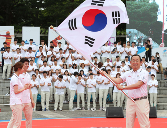 한국 선수단은 25일 오후 서울 송파구 올림픽공원 수변 무대에서 결단식을 가졌다. 