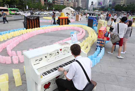 24일, 6월 문화가 있는 날을 맞아 서울 광화문 광장에서 사용하지 않는 피아노를 기부 받아 전시하고 필요한 사람들에게 다시 기부하는 캠페인인 ‘달려라 피아노’ 전시가 열려 퇴근길 시민들이 직접 연주도 하며 관심을 보이고 있다.