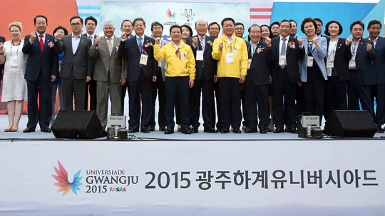 2015광주하계유니버시아드(U대회)를 7일 앞둔 26일 오후 광주 서구 U대회 선수촌에서 열린 광주U대회 선수촌 개촌식에서 조직위 위원장을 비롯한 40여명의 국내·외 내빈들이 기념사진을 찍고 있다.