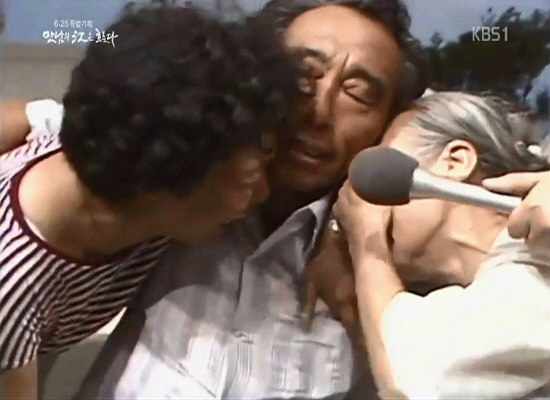 1983³â Ưº°»ý¹æ¼Û ¡®À̻갡Á·À» ã½À´Ï´Ù¡¯¿¡¼ ¾î¸Ó´Ï¿Í Çì¾îÁø ÀڽĵéÀÌ »óºÀÇÏ´Â Àå¸é.(»çÁø=KBS)