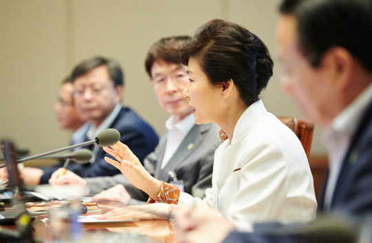 박근혜 대통령이 29일 오전 청와대에서 열린 대통령주재 수석비서관회의에서 모두발언하고 있다.