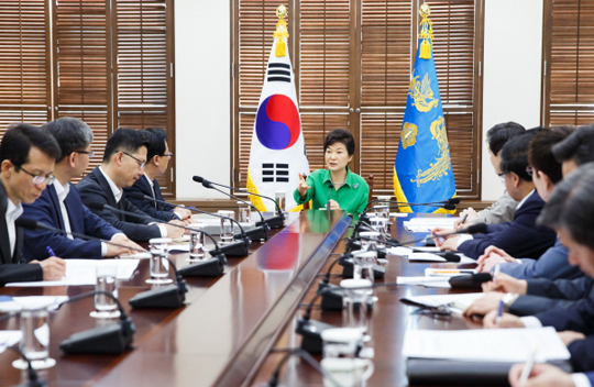 박근혜 대통령이 6일 오전 청와대에서 제4차 핵심개혁과제 점검회의를 주재하고 농수산업의 미래성장산업화와 창조경제 핵심성과 창출 등 2개 과제에 대해 점검·토론하고 있다. (사진=청와대)