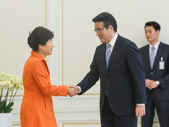 박근혜 대통령이 3일 오카다 가츠야 일본 민주당 대표 일행을 접견에 앞서 오카다 대표와 악수를 나누고 있다.(사진제공=청와대)