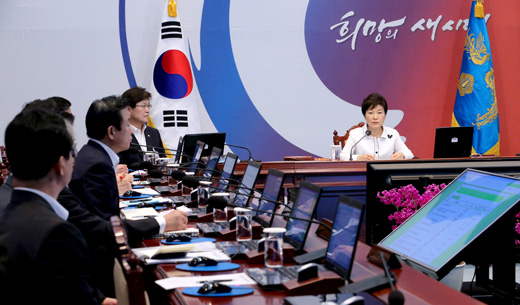 박근혜 대통령이 4일 청와대에서 열린 영상국무회의를 주재하고 있다.(사진=저작권자(c)연합뉴스.무단전재-재배포금지)