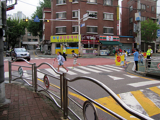 서울 서대문서 교통안전계 경찰관들이 금화초 후문 스쿨존에서 단속 및 계도 활동을 펼치고 있다.