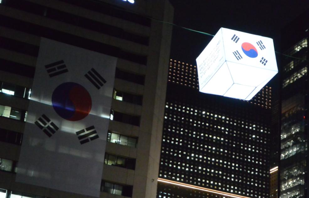 광화문 광장에 태극기 등불과 대형 태극기가 광복 70주년을 알리고 있다.
