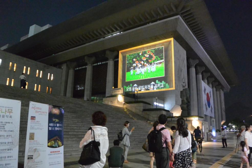 전시를 구경하고 있는 시민들