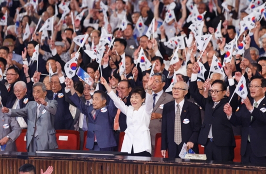 박근혜 대통령이 제 70주년 광복절 중앙경축식에서 참석자들과 함께 만세삼창을 외치고 있다.<출처=청와대 누리집>