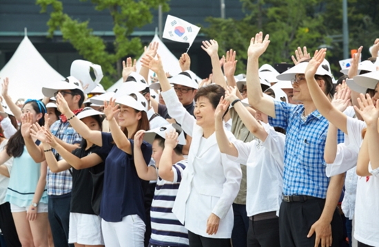 박근혜 대통령이 세종문화회관 앞 광화문광장에서 대형태극기 만들기 퍼포먼스를 하고 있다.<출처=청와대 누리집>