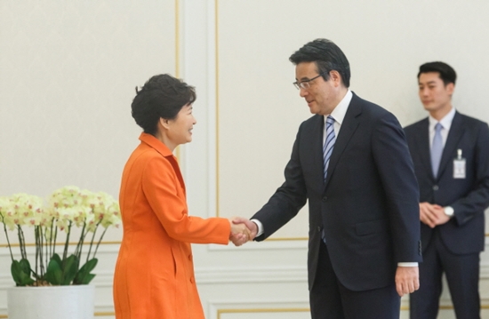 8월 3일, 박근혜 대통령이 오카다 하츠야 일본 민주당 대표를 접견하고 있다.<출처=청와대 누리집>