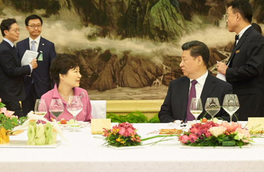 박근혜 대통령과 시진핑 중국 국가주석이 2일 오후 중국 베이징 인민대회당 서대청에서 오찬을 하며 대화하고 있다. (사진=청와대)
