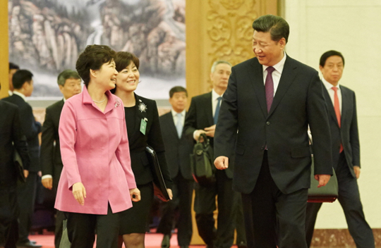 박근혜 대통령과 시진핑 중국 국가주석이 2일 오후 중국 베이징 인민대회당 동대청에서 한중정상회담을 마친 후 오찬을 위해 서대청으로 이동하며 대화하고 있다. (사진=청와대)