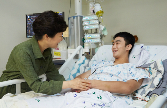 박근혜 대통령이 6일 오후 분당서울대병원을 방문해 지난달 4일 DMZ 지뢰도발로 인해 부상을 당한 육군 하재헌 하사를 격려하고 있다. (사진=청와대)
