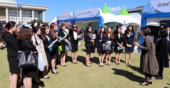 수원여대 비서경영과 유지선 교수가 학생들에게 박람회 활용 팁과 노하우 등을 알려주고 있다.