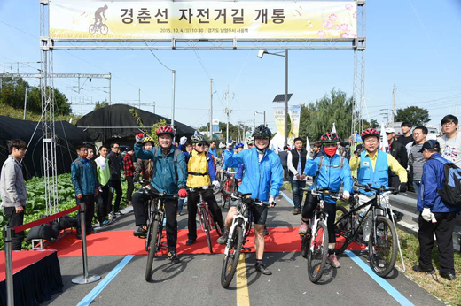 정재근(앞줄 왼쪽에서 두번째) 행정자치부 차관이 4일 오전 경기도 남양주시 사릉역 주차장에서 자전거 동호인 및 지역주민 200여 명이 참석한 가운데 열린