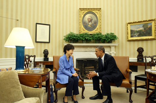지난 2013년 5월 7일 오전(현지시간）백악관에서 열린 한·미정상회담에서 박근혜 대통령과 버락 오바마 미국 대통령이 밝은 표정으로 이야기하고 있다.