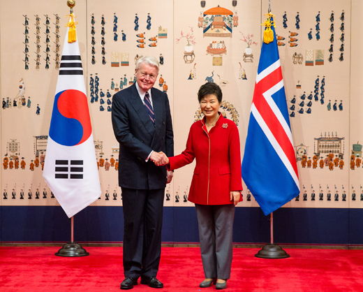 박근혜 대통령이 9일 오전 청와대에서 실무 방한 한 올라퓌르 라그나르 그림손 아이슬란드 대통령을 영접, 기념촬영을 하고 있다. (사진=청와대)