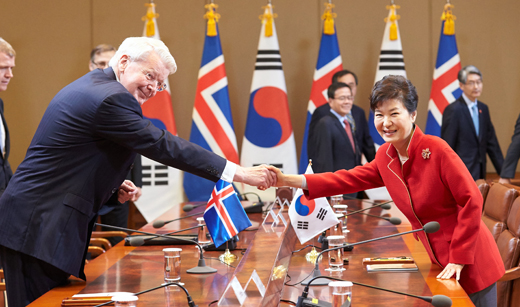 박근혜 대통령이 한국을 실무방문 한 올라퓌르 라그나르 그림손 아이슬란드 대통령과 9일 오전 청와대에서 정상회담 전 악수하고 있다. 