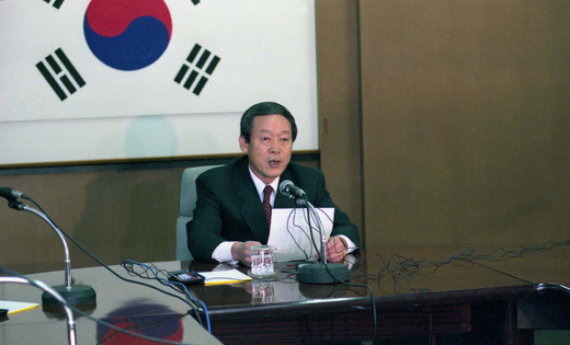 1996년 오인환 공보처장관이 우리나라의 OECD 가입을 발표하고 있다.