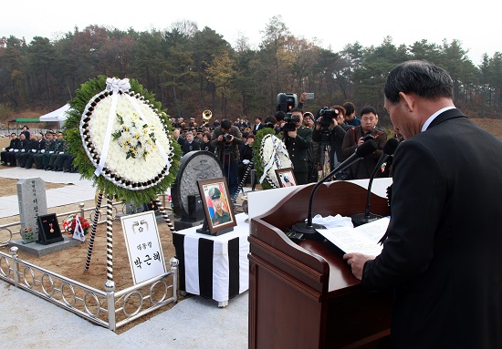  박승춘 국가보훈처장이 “두 호국영웅이 보여준 살신성인의 희생을 국민 모두가 기억할 것”이라며 “이번 안장식은 국가를 위해 희생한 분은 국가가 끝까지 예우한다는 의미가 있다”고 말했다.