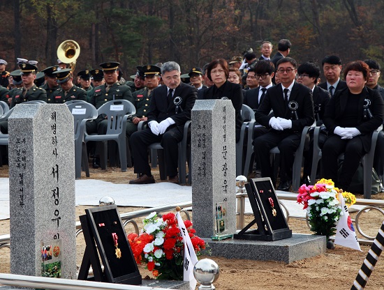 16일 대전현충원에서 열린 연평도 포격도발 전사자 합동묘역 안장식. 고 서정우 하사, 문광욱 일병 유가족과 전우, 박승춘 국가보훈처장, 이상훈 해병대 사령관 등이 참석해 두 호국영웅의 고귀한 희생정신을 기렸다.