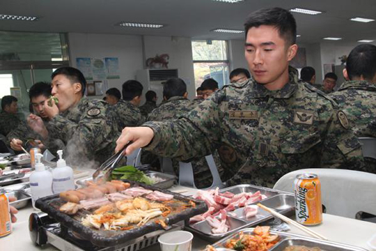 삼겹살·상추쌈·잡곡밥…군 급식 ‘양’보다 ‘질’