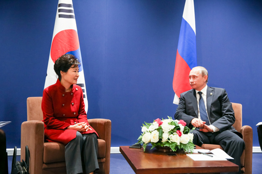 박근혜 대통령이 30일 오후(현지시간) 파리 유엔 기후변화협약 당사국 총회(COP21) 양자회담장에서 블라디미르 푸틴 러시아 대통령과 정상회담을 하고 있다.