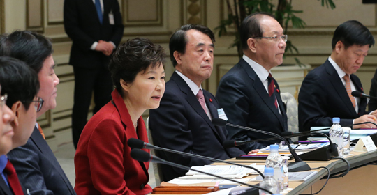박근혜 대통령이 16일 청와대에서 열린 경제관계장관회의를 주재하고 있다. (사진=저작권자(c)연합뉴스.무단전재-재배포금지)