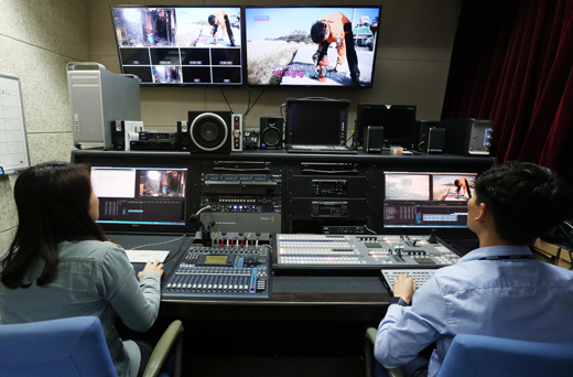 촬영해 온 영상물 편집이 한창 진행되고 있는 안전한TV의 편집실. 