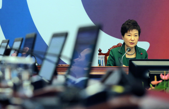 박근혜 대통령이 22일 오전 청와대에서 열린 영상 국무회의에서 모두 발언을 하고 있다. (사진=저작권자(c)연합뉴스.무단전재-재배포금지)