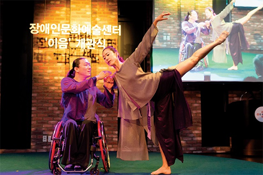  지난 11월 13일 열린 개관식 공연에서 휠체어 무용가 김용우 씨가 공연을 하고 있다.