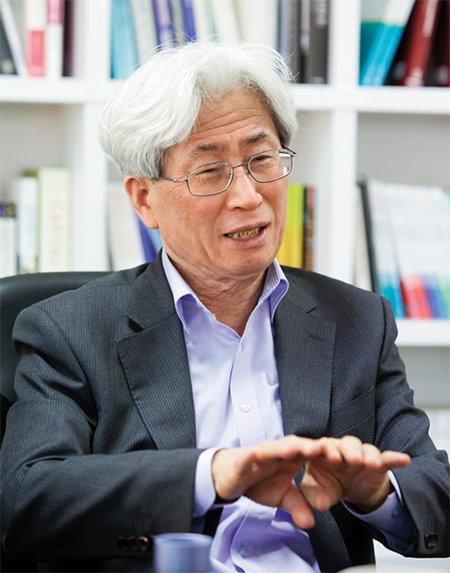 복거일 문화미래포럼 대표는 올해 경제도 어려울 전망이라며 위기 극복을 위해 4대 개혁 관련 법이 통과돼야 한다고 강조했다.