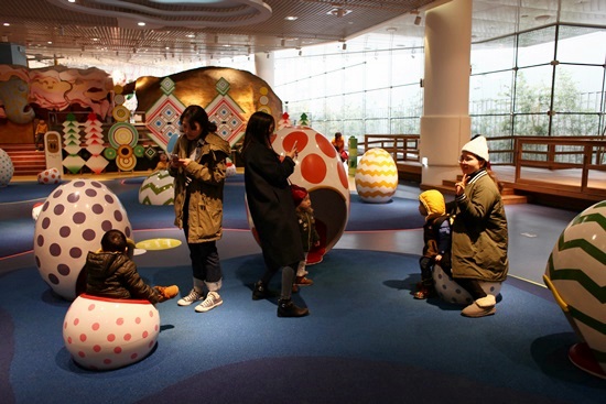 아시아 문화 놀이터에서 즐거운 시간을 보내는 가족 모습
