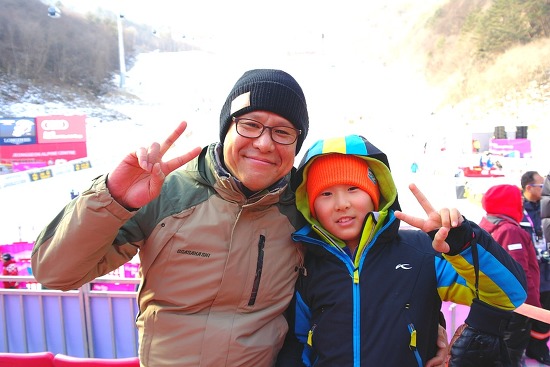 스키가족인 김상대씨가 정선 알파인 테스트 활강경기 파이팅을 외치며 환호했다