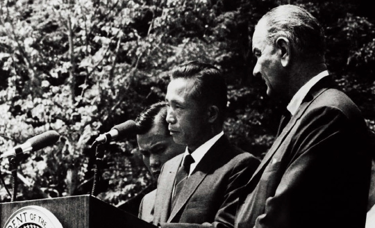 1965년 미국에서 공업기술 및 응용과학연구소 설립에 관한 합의를 발표하는 한·미 대통령 모습.
