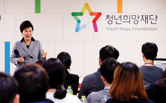 박근혜 대통령이 1월 28일 청년희망재단 멘토 특강 강의장을 방문해 구직 희망 청년들을 격려하고 있다.(사진=동아DB)