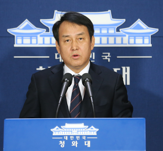정연국 청와대 대변인이 9일 춘추관에서 “북한이 최근 우리 정부의 외교 안보 분야 주요 인사의 스마트폰을 해킹하여 통화내역과 문자메시지 등을 절취한 사실은 우리나라와 국민의 안위와 직결되는 심각한 도발”이라고 비판하고 있다. (사진=저작권자(c) 연합뉴스, 무단 전재-재배포 금지)