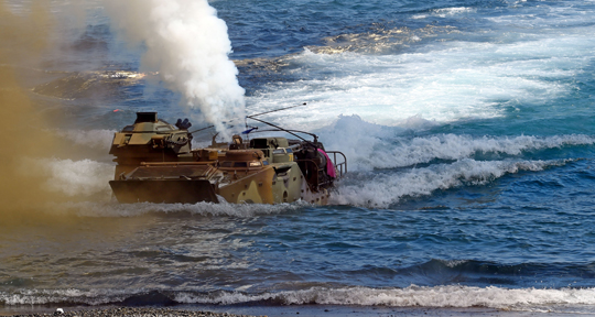 한국형 상륙돌격장갑차(KAAV)가 해안을 향해 질주하고 있다. (사진=국방일보)