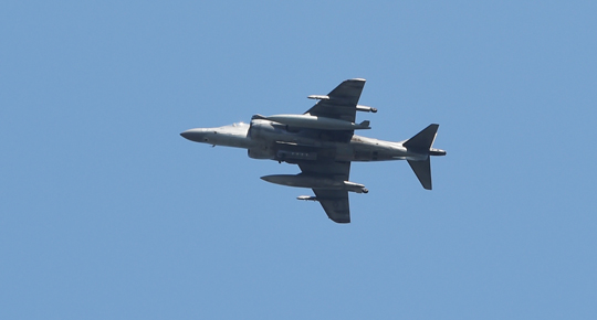 상륙군 엄호에 나선 미 해병대 해리어(AV-8B) 수직이착륙 전투기. (사진=국방일보)