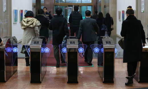 정부가 근무시간에 집중력 있게 일하고, 정시에 퇴근하는 문화 정착을 위한 공직 근무혁신을 강도 높게 추진한다. 사진은 서울 세종로 정부서울청사에 출근하고 있는 공무원들의 모습.(사진=저작권자(c) 연합뉴스, 무단 전재-재배포 금지)